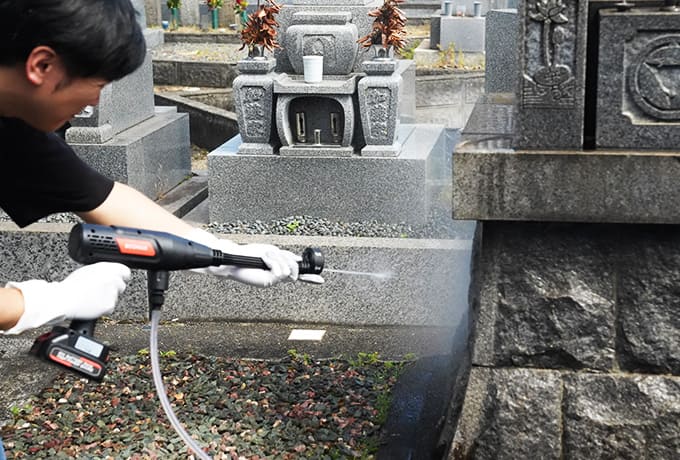 高圧洗浄機を使用した丁寧な清掃